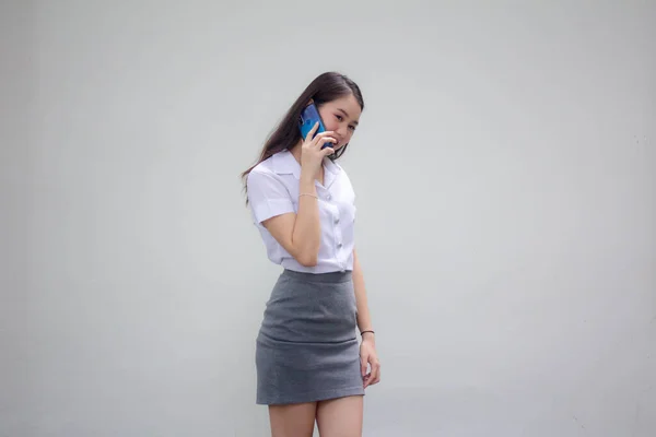 泰族成年职业女性白衬衫拨打智能手机的肖像 — 图库照片