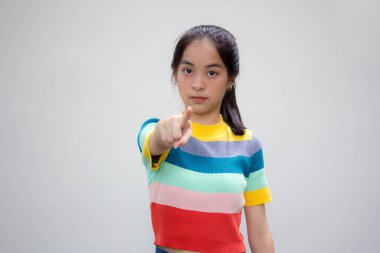 Asia Thai gençlik tişörtü Güzel kız işaret ediyor