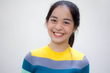 Asia Thai gençlik tişörtü güzel kız gülümse ve rahatla