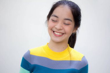 Asia Thai gençlik tişörtü güzel kız gülümse ve rahatla