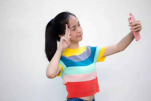 Asiático Tailandés Adolescente Color Camiseta Hermosa Chica Usando Teléfono Inteligente —  Fotos de Stock