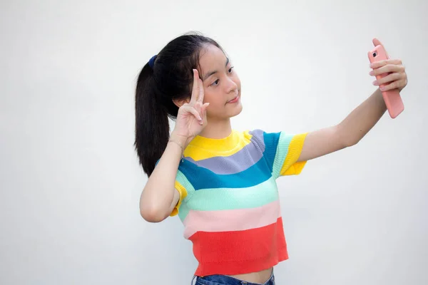 Asiático Tailandés Adolescente Color Camiseta Hermosa Chica Usando Teléfono Inteligente —  Fotos de Stock