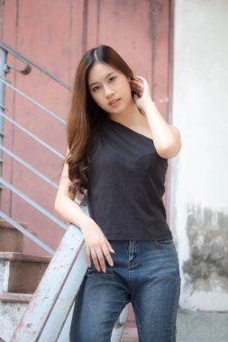 Tayland portresi yetişkin güzel kız siyah gömlek mavi kot pantolon rahatla ve gülümse