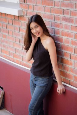 Tayland portresi yetişkin güzel kız siyah gömlek mavi kot pantolon rahatla ve gülümse