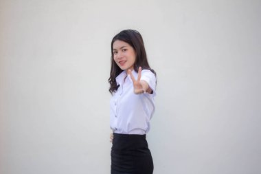 Taylandlı yetişkin üniversite üniforması güzel kız zaferi.