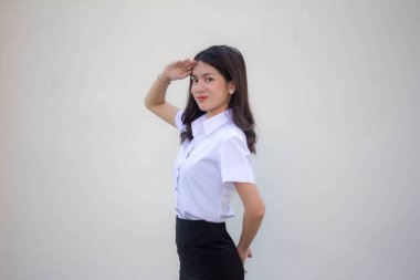 Taylandlı yetişkin üniversite üniforması güzel kız selamı.