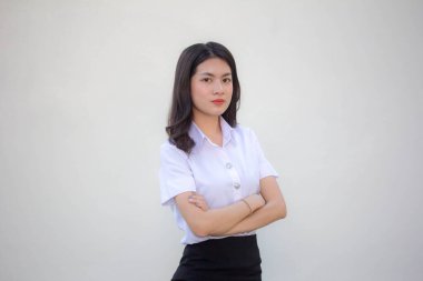 Taylandlı yetişkin öğrenci üniforması güzel kız rahatla ve gülümse.