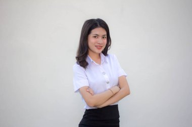 Taylandlı yetişkin öğrenci üniforması güzel kız rahatla ve gülümse.