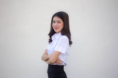 Taylandlı yetişkin öğrenci üniforması güzel kız rahatla ve gülümse.