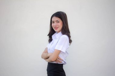 Taylandlı yetişkin öğrenci üniforması güzel kız rahatla ve gülümse.