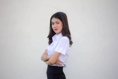 Taylandlı yetişkin öğrenci üniforması güzel kız rahatla ve gülümse.