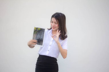 Yetişkin öğrenci üniforması. Güzel kız tabletini göster.