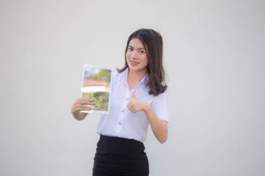 Yetişkin öğrenci üniforması. Güzel kız tabletini göster.