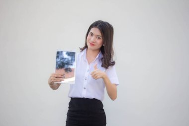 Yetişkin öğrenci üniforması. Güzel kız tabletini göster.