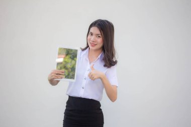 Yetişkin öğrenci üniforması. Güzel kız tabletini göster.