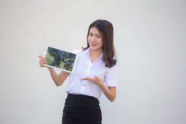 Yetişkin öğrenci üniforması. Güzel kız tabletini göster.