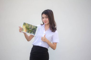 Yetişkin öğrenci üniforması. Güzel kız tabletini göster.