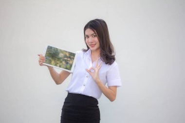 Yetişkin öğrenci üniforması. Güzel kız tabletini göster.