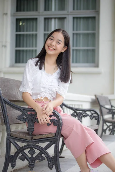 Asiático Tailandés Adolescente Blanco Camiseta Hermosa Chica Sonrisa Relajarse — Foto de Stock