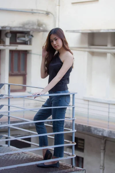 Tayland portresi yetişkin güzel kız siyah gömlek mavi kot pantolon rahatla ve gülümse