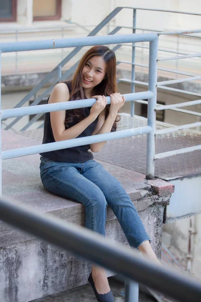 Retrato Tailandês China Adulto Linda Menina Camisa Preta Jeans Azul — Fotografia de Stock