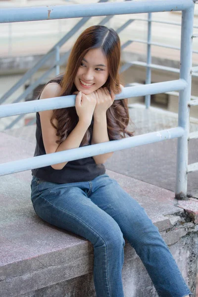 Porträtt Thai Porslin Vuxen Vacker Flicka Svart Skjorta Blå Jeans — Stockfoto