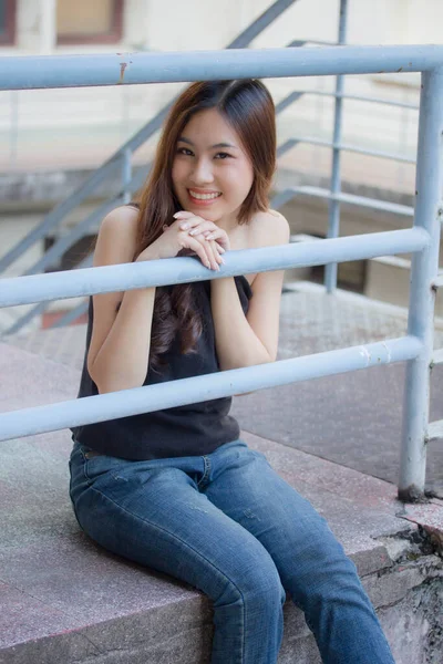 Tayland portresi yetişkin güzel kız siyah gömlek mavi kot pantolon rahatla ve gülümse