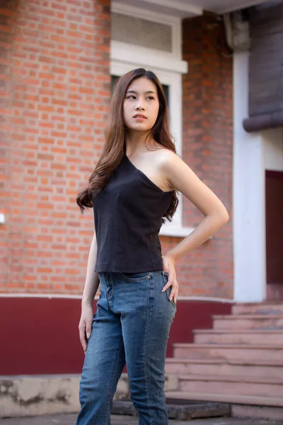 Retrato Tailandês Adulto Linda Menina Camisa Preta Jeans Azul Relaxar — Fotografia de Stock