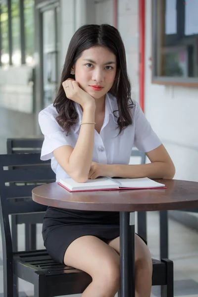 Tajski Dorosły Student Uniwersytet Mundur Piękna Dziewczyna Relaks Uśmiech — Zdjęcie stockowe