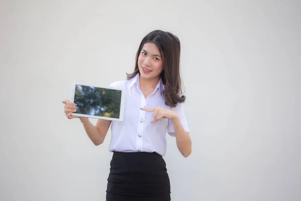 Tailandês Adulto Estudante Universidade Uniforme Bela Menina Mostrar Seu Tablet — Fotografia de Stock