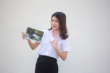 Yetişkin öğrenci üniforması. Güzel kız tabletini göster.