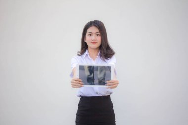 Yetişkin öğrenci üniforması. Güzel kız tabletini göster.