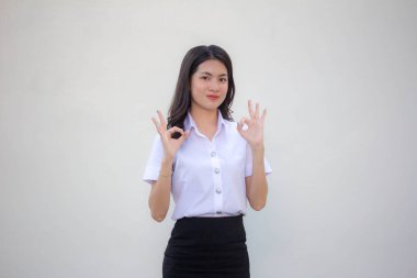 Taylandlı yetişkin üniversite üniforması güzel kız.