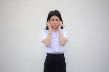 Yetişkin öğrenci üniforması. Güzel kız dinlemiyor.