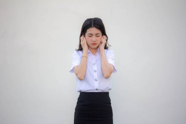 Yetişkin öğrenci üniforması. Güzel kız dinlemiyor.