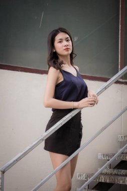 Taylandlı yetişkin bir kızın portresi rahatla ve gülümse.