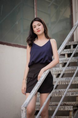 Taylandlı yetişkin bir kızın portresi rahatla ve gülümse.