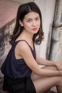 Taylandlı yetişkin bir kızın portresi rahatla ve gülümse.