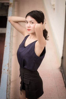 Taylandlı yetişkin bir kızın portresi rahatla ve gülümse.