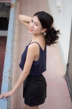 Taylandlı yetişkin bir kızın portresi rahatla ve gülümse.