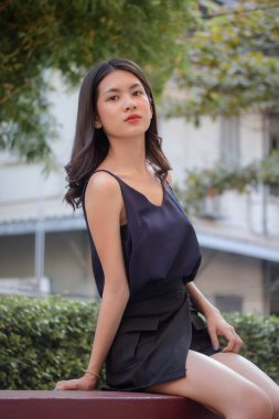 Taylandlı yetişkin bir kızın portresi rahatla ve gülümse.