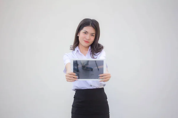 Tailandês Adulto Estudante Universidade Uniforme Bela Menina Mostrar Seu Tablet — Fotografia de Stock