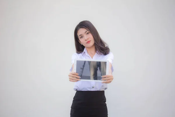 Thai Adult Student Universität Uniform Hübsch Mädchen Zeigen Sie Tablet — Stockfoto