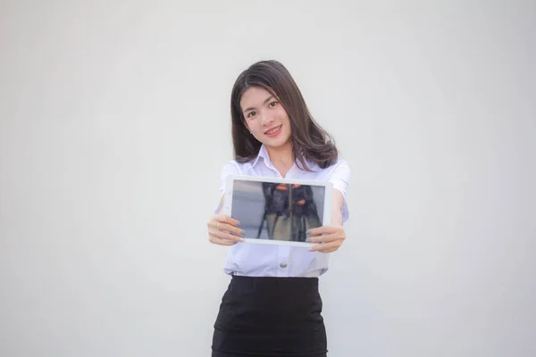 タイの成人女子大生制服美少女ショー彼女のタブレット — ストック写真