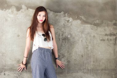 Taylandlı yetişkin bir kızın portresi rahatla ve gülümse..