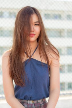 Taylandlı yetişkin bir kızın portresi rahatla ve gülümse..