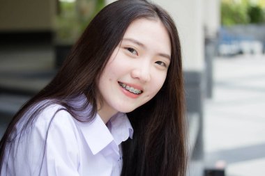 Tayland portresi. Genç, güzel bir kız. Mutlu ve rahat.