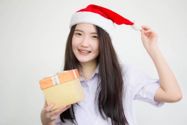 Tayland portresi, lise öğrencisi üniforması. Güzel kız, hediye kutusunu elinde tutuyor.