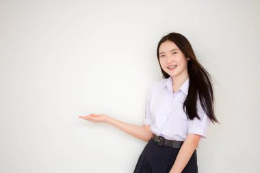 Taylandlı liseli üniformasının portresi. Güzel bir kız işaret ediyor.