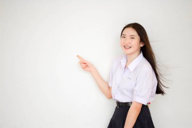 Taylandlı liseli üniformasının portresi. Güzel bir kız işaret ediyor.